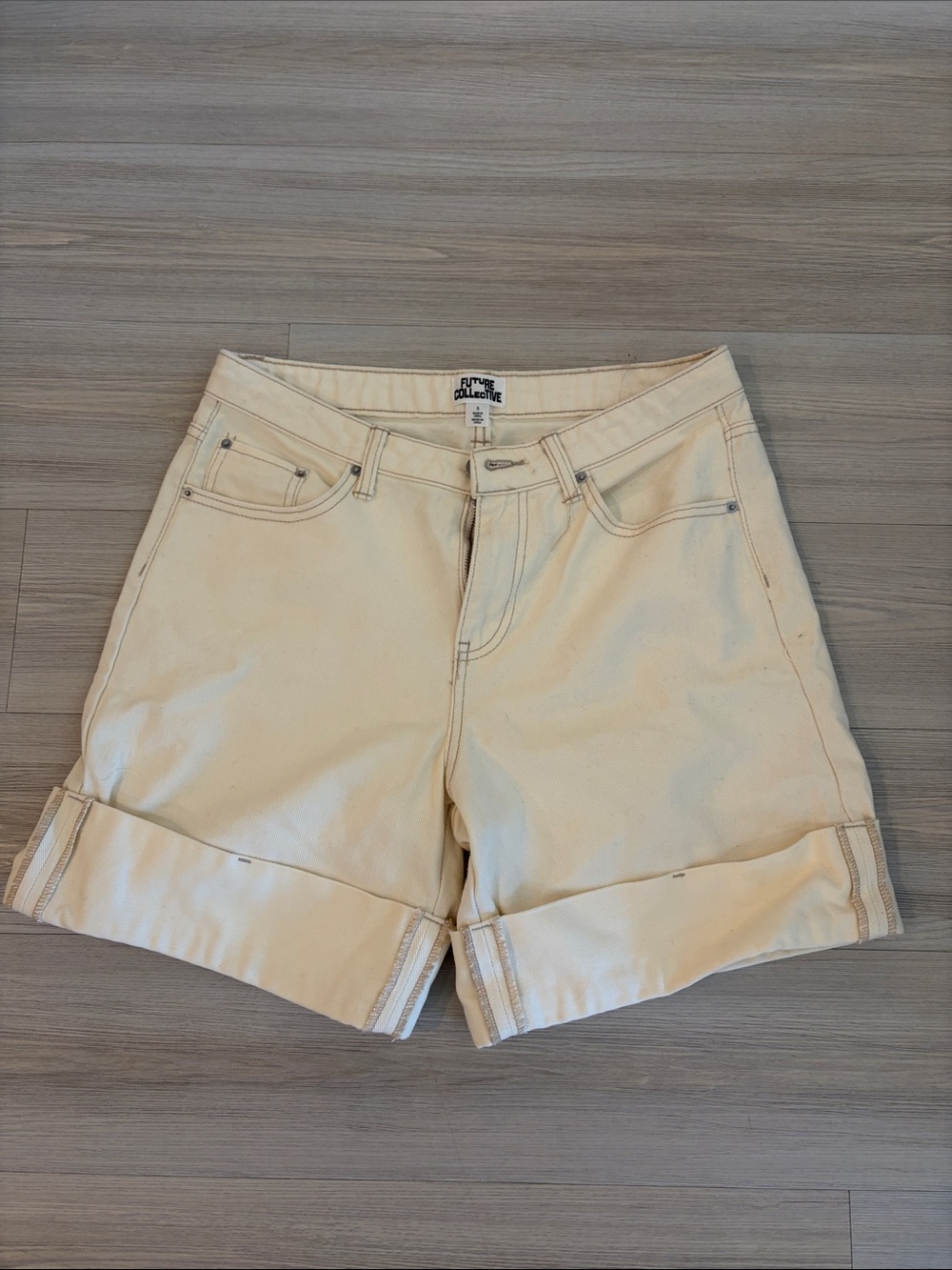 Cream Baggie 6.5 in Jean Shorts
